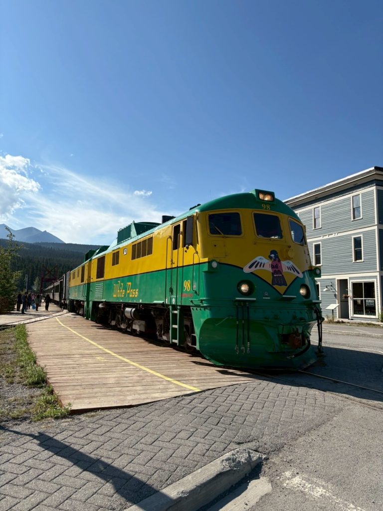 絶景車窓ホワイトパス鉄道